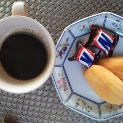 mimiちゃん
午後のおやつに
美味しいコーヒーとマドレーヌ
とチョコレートで癒されてます♥️
ケーキがすごく気になるけど(笑）⤴️